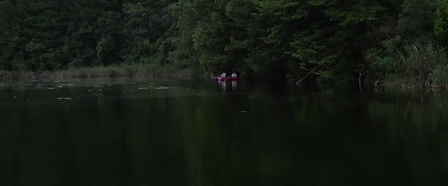 Deux pêcheurs en barque au fil de l’eau